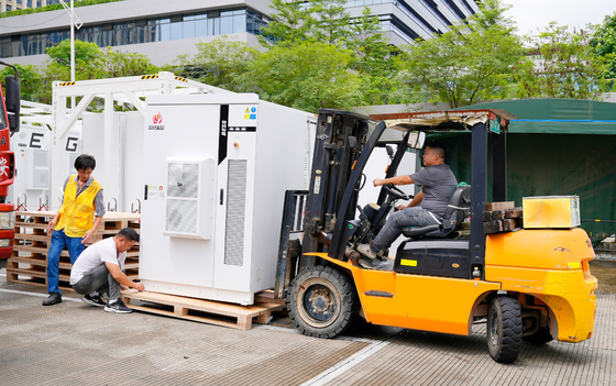 Açık hava güneş enerjisi depolama bataryası 500kW/811.2kWh Güneş enerjisi depolama için bir lityum iyon bataryasında hepsi